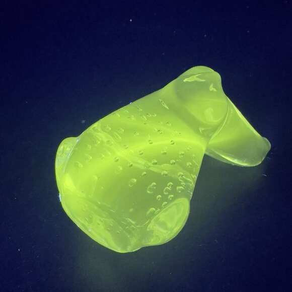 Clear Hound Dog Figurine Paperweight Manganese 365nm Green UV Glow Small Bubbles - Picture 4 of 12